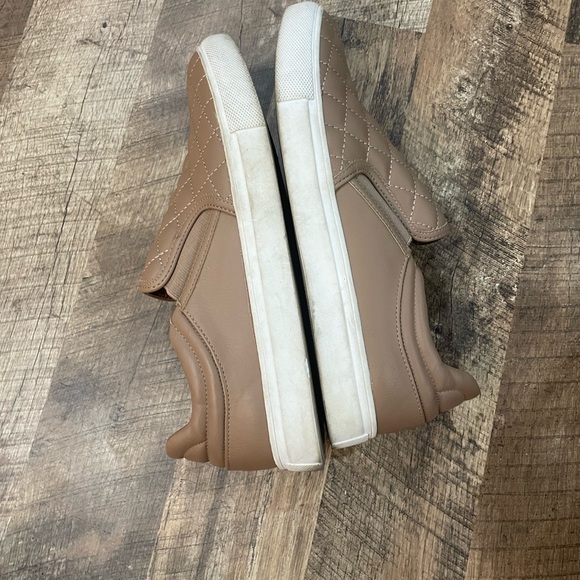 Steve Madden. Size 9.5 - Picture 3 of 4